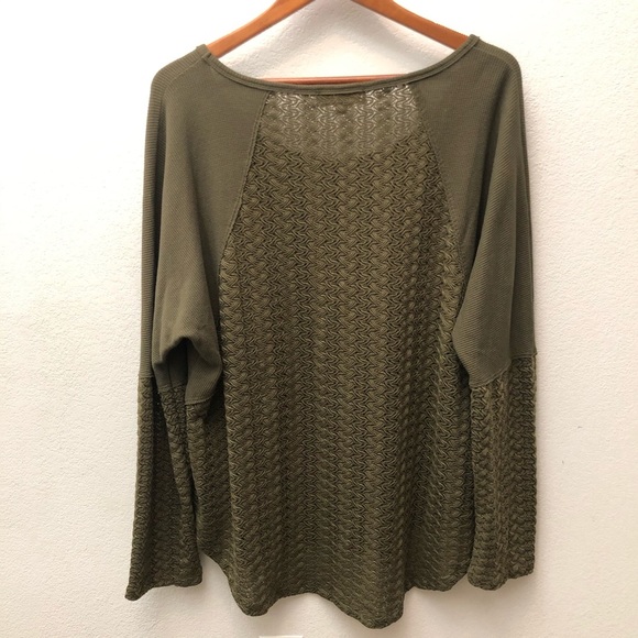 Weekend by Suzanne Betro lace back tunic top - Picture 2 of 5